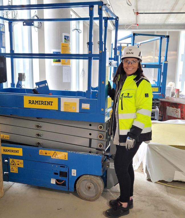 Ramirent-selger Ingunn Pedersen på plass i det digitale «utleiesenteret» som nå testes ut på byggeplassen til det nye fylkeshuset i Bergen.