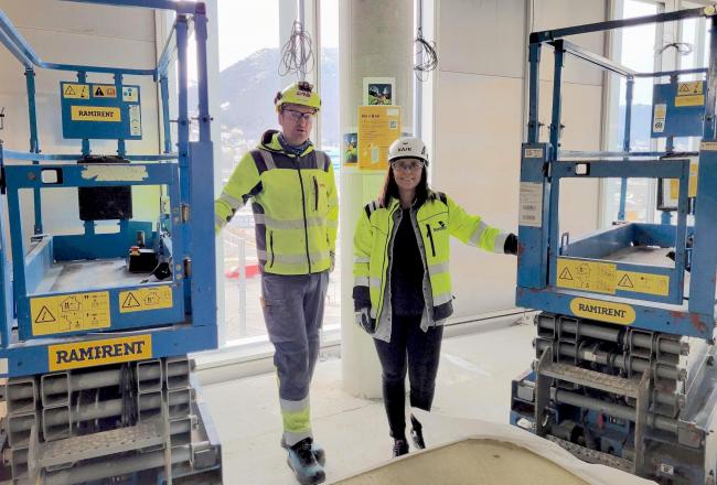 – Vi holder til på en stor og trang byggeplass midt i sentrum, og ved å benytte det nye systemet får vi langt færre aktører å forholde oss til og langt mindre trafikk gjennom anleggsområdet, forklarerer Edvin Hesjedal i LAB Entreprenør AS, her sammen med Ramirent-selger Ingunn Pedersen.