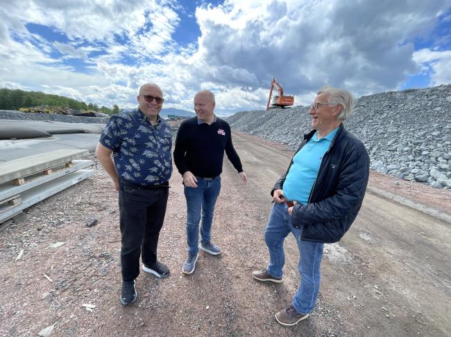 Torgeir Finnerud, Ivar Andreas Tanum og William Kornmo har fjernet mange tonn oljesøl og andre forurensninger fra sjøbunnen i Gilhusbukta.