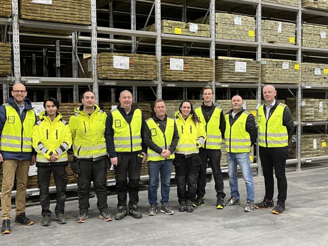 &Oslash;nsker velkommen til Optimera Proff Helsfyr. F.v: Erlend Gjelsvik (regiondir.), Joachim Guneriussen, Jon Henrik Antonsen, Trygve Johansen, Finn Ove Larsen, Christina Hennie Sørgård, Marcus Gjertsen, Per Vidar Ruud og Eirik Halvorsen.