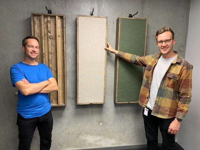 &Aring;smund Flagstad og Jarl Honningsvåg Erlien med modulene som er laget av gjenbrukte bygningsmaterialer.