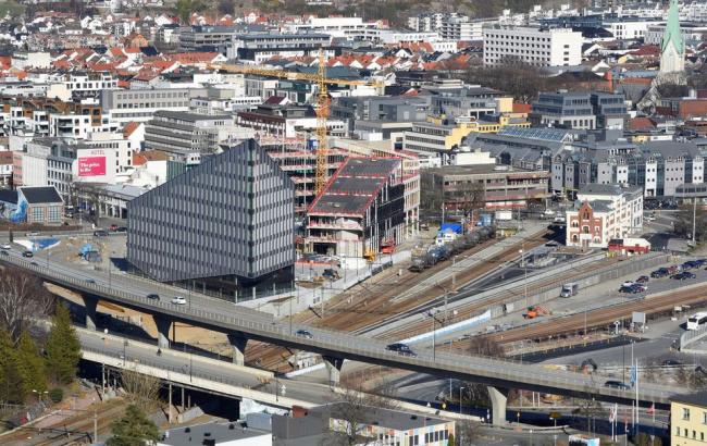 Bane NOR Eiendom AS utvikler «trekanttomten» i Kristiansand mellom jernbanestasjonen, riks-vei E39 og Kvadraturen. Rambøll er en av leietakerne som allerede har flyttet inn i E-bygget.