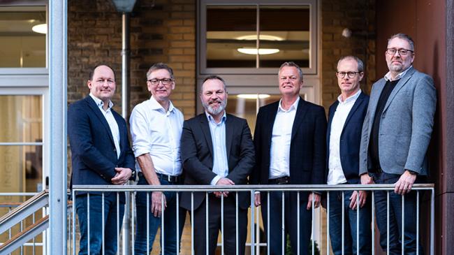 OPPKJ&Oslash;P I DANMARK: Adm. direktør i Norconsult Danmark, Thomas Bolding Rasmussen (nr. 3 fra venstre), får mange nye, dyktige medarbeidere med oppkjøpet av LB Consult og adm. direktør Lars Bager (nr. 4 fra venstre).